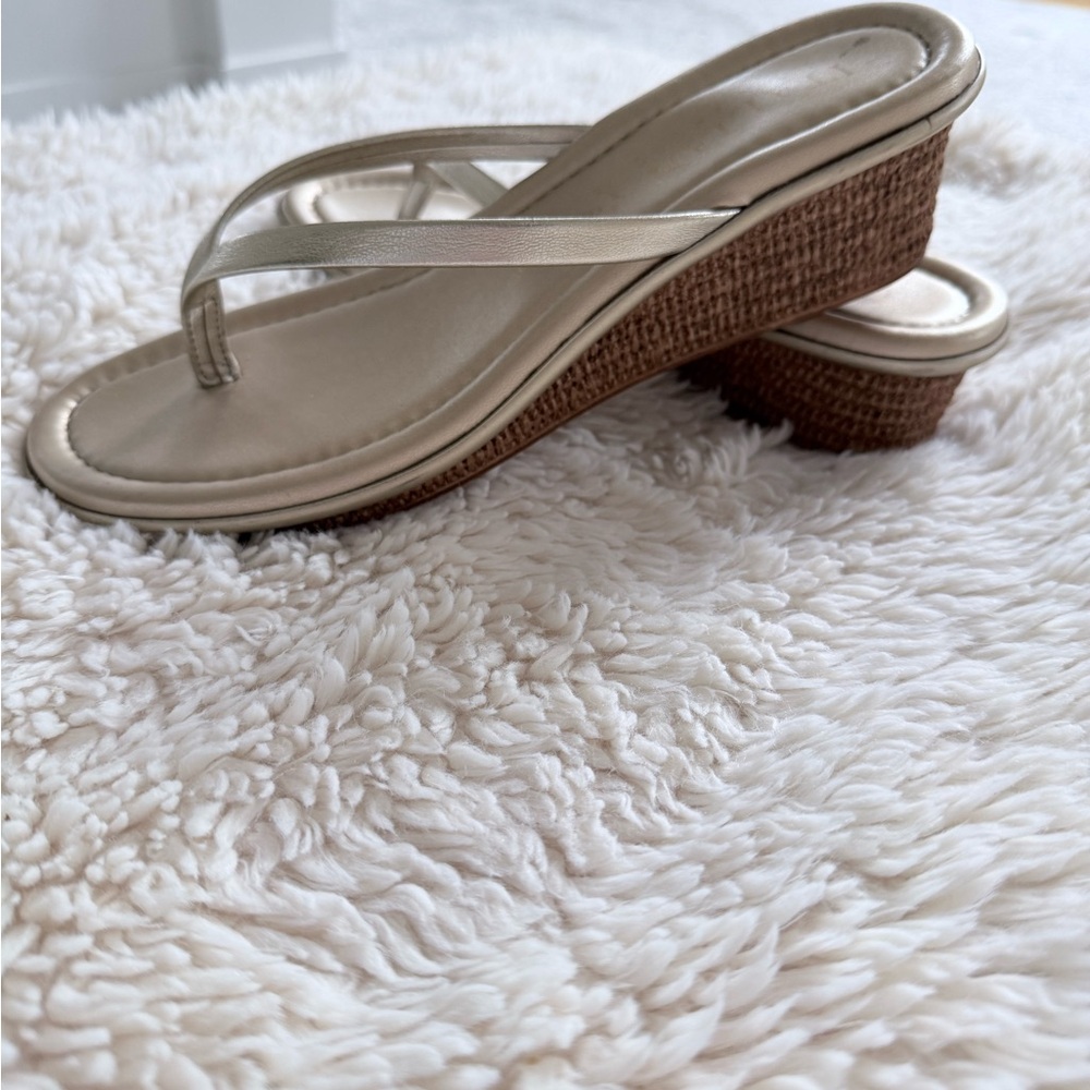Italian Shoemakers gold wedge Flip-Flops size 10 - Picture 2 of 2